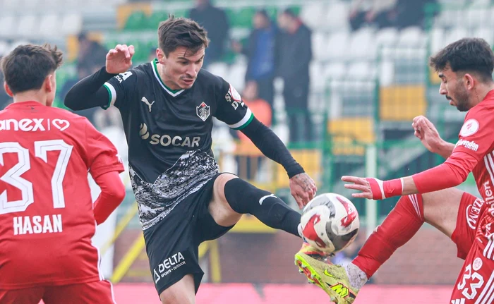 Rotariu, în duel pentru minge FOTO Facebook Alagöz Holding Iğdır FK