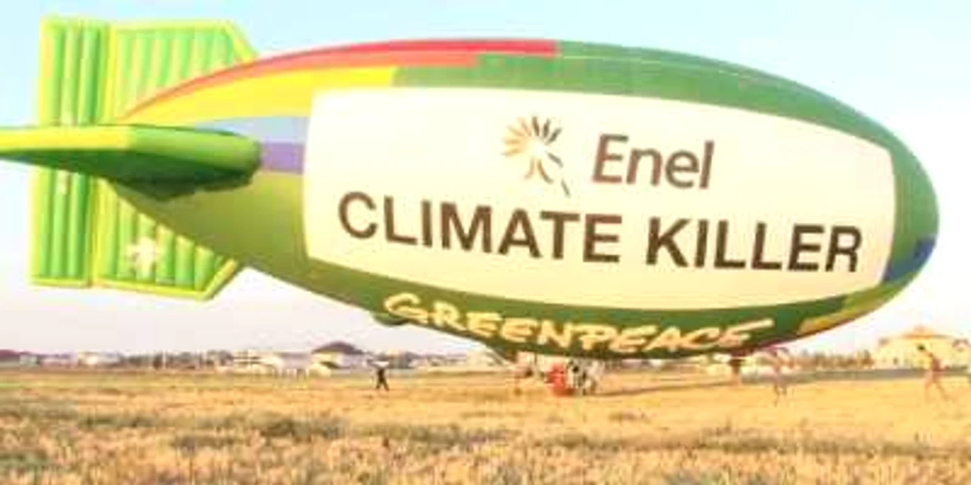 Balonul cu care activiştii Grenpeace au zburat deasupra Galaţiului  Foto: Greenpeace