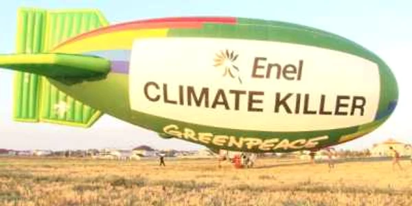 Balonul cu care activiştii Grenpeace au zburat deasupra Galaţiului Foto: Greenpeace