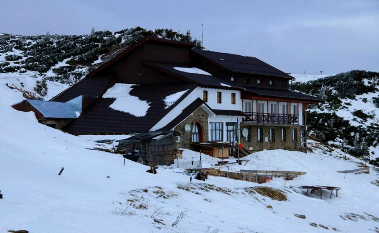 Cabana Dochia în iarna 2014-2015 FOTO Răzvan Mănăilă