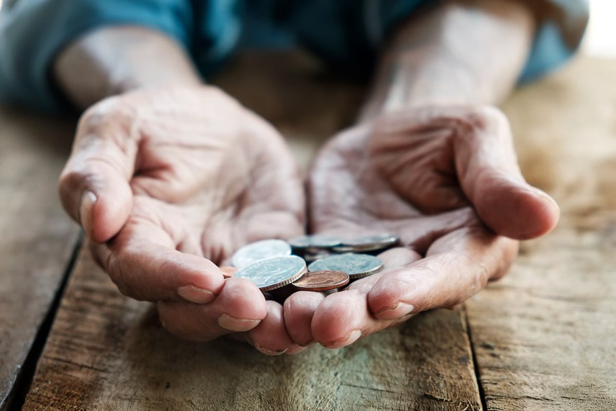 Pensionarii susţin aproape jumătate din gospodăriile din România. 16,5% au peste 75 de ani și multe dificultăți financiare
