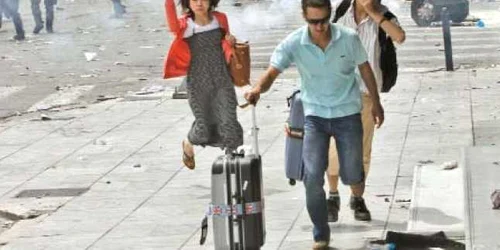 Turiştii fug speriaţi din cauza violenţelor  