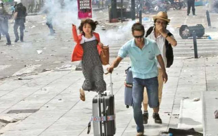 Turiştii fug speriaţi din cauza violenţelor