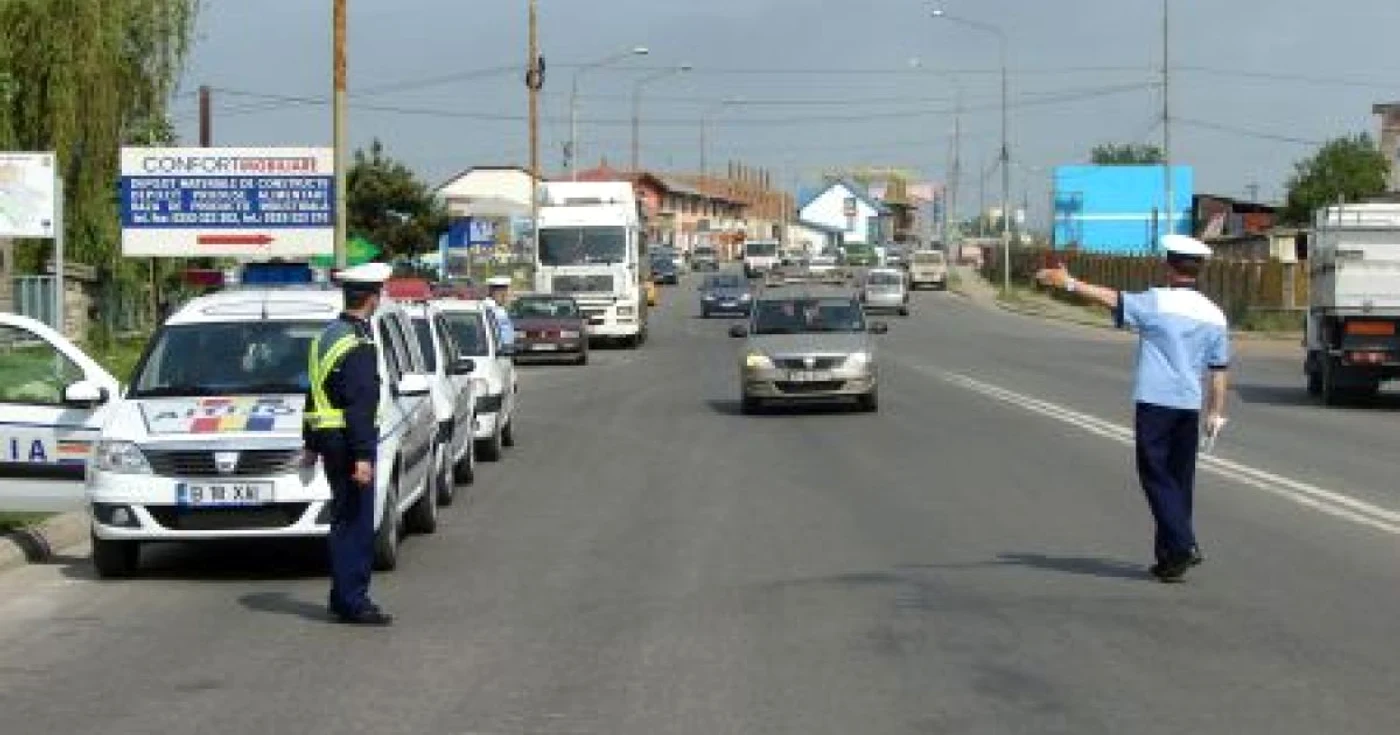 Poliţiştii verifică documentele şi starea tehnică a maşinilor