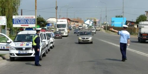  Poliţiştii  verifică documentele şi starea tehnică a maşinilor