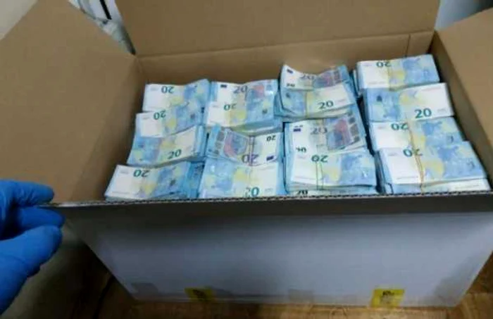 Vameşii moldoveni au reuşit o captură record în vama Leuşeni, după ce au depistat circa 1,6 milioane de euro, în bancnote a câte 20 şi 50 de euro, camuflate în pungi de plastic ce erau ascunse în cabina unui TIR