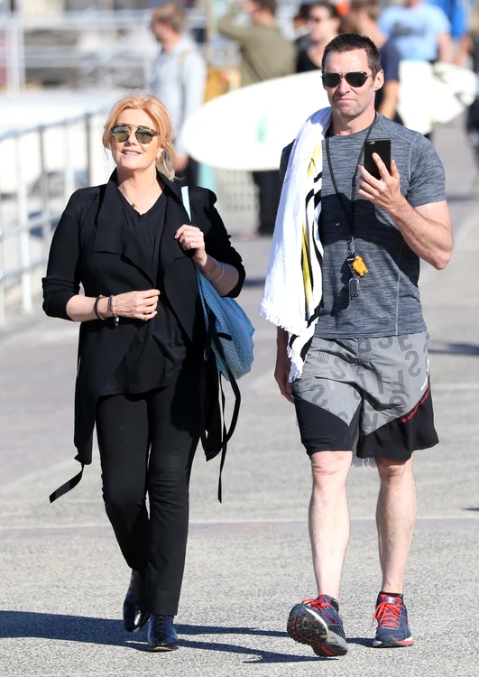 Fără barbă, „mieluşel” pe plaja Bondi din Australia, la braţul soţiei lui Deborra-Lee Fumes