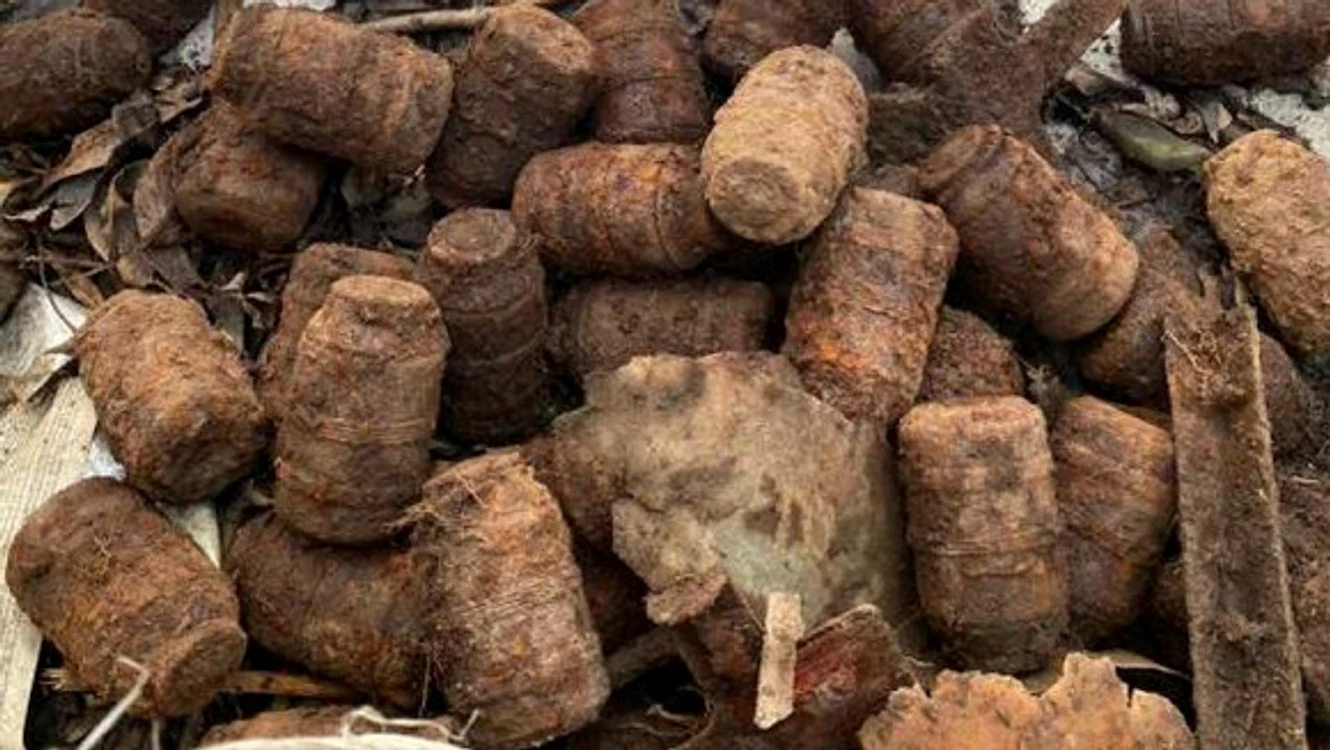 
    Zeci de grenade, descoperite pe malul unui râuSursă foto: ISU Harghita  