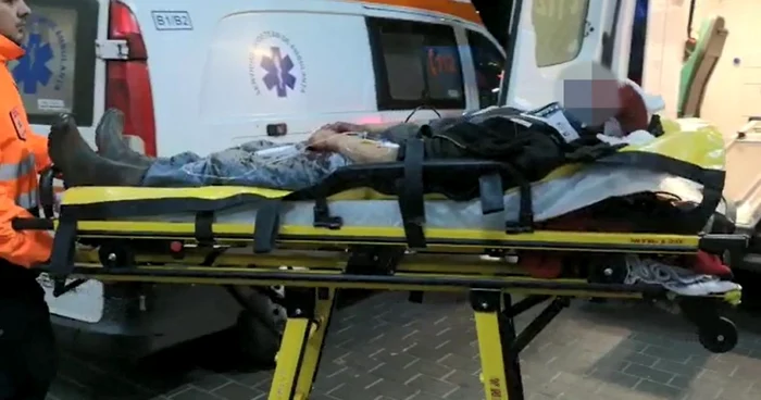 Bărbatul a fost dus cu ambulanţa la spital FOTO monitorulbt.ro