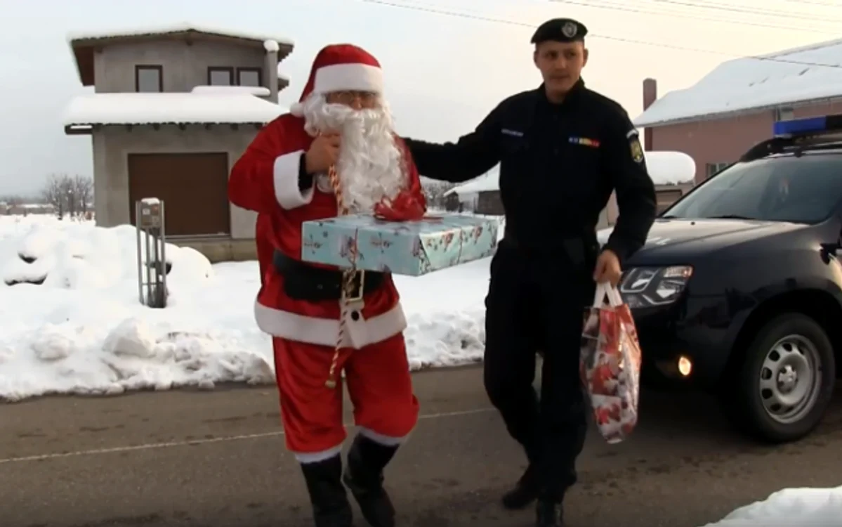 Moşul a ajuns la copiii jandarmilor decedaţi FOTO Captură video Jandarmeria Sălaj