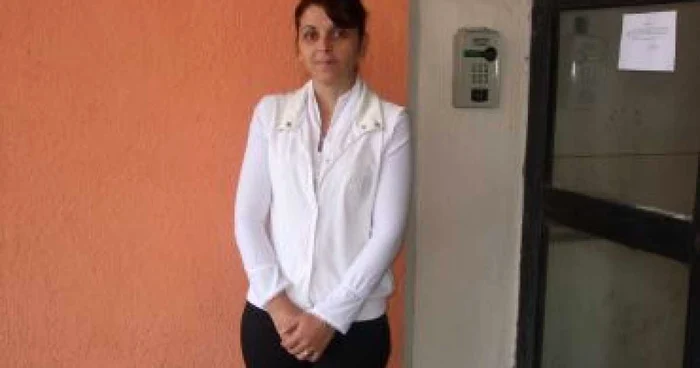 Râmnicu Vâlcea: Violeta Olteanu, barmaniţa care lucrează pământul