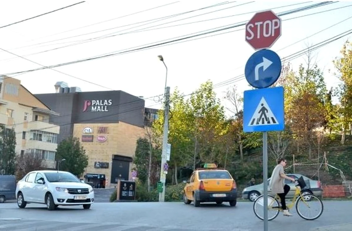 Semnul de obligatoriu la dreapta de pe strada Smârdan FOTO ziaruldeiasi.ro