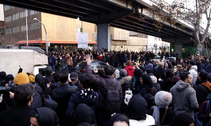 Iranieni protestează la Teheran după ce autorităţile au recunoscut ca au doborat avionul de pasageri din greseala FOTO EPA-EFE / Abedin  Taherkenareh  