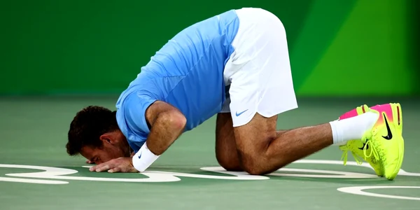 Argentinianul  Juan Martin Del Potro sărută terenul de tenis după ce l-a învins pe Rafael Nadal în semifinala masculină de la Jocurile Olimpice din Rio de Janeiro. FOTO Guliver/Gettyimages