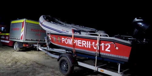 salvat de pe o insulă formată în mijlocul râului Prut FOTO ISU Botosani jpg