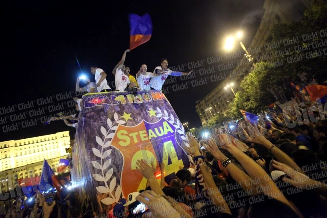 Suporterii stelişti au sărbătorit în Piaţa Constituţiei
