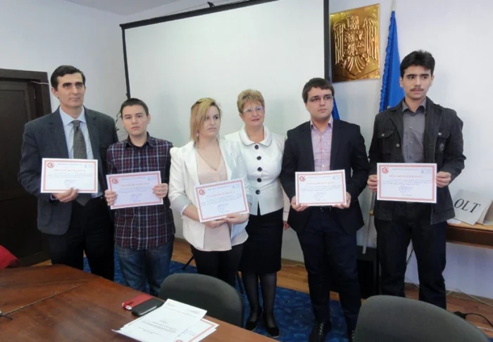 Cei patru elevi slătineni care au impresionat NASA - Alexandra Gabriela Dobrică, Victor Badea, Cristian Ştefan Voica şi Ionuţ Cătălin Drăghici, alături de profesorul coordonator Cristian Miu şi şefa IŞJ Olt, Felicia Man  (FOTO: Mugurel Manea)