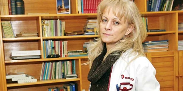 Asistenta-şefă Carmen Popa este cea care are în custodie obiectele din muzeu  
