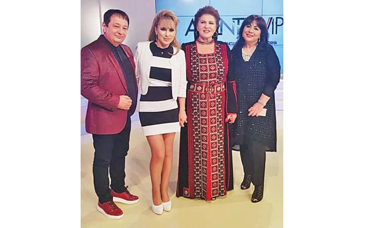 
    Irinuca, alături de mama ei, la o emisiune tv  