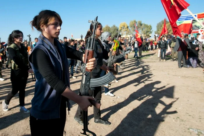 Femei siriene care luptă împotriva guvernului sirian FOTO AFP