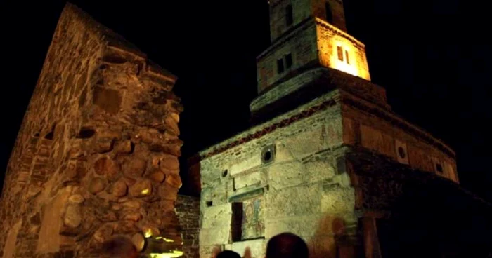 Biserica din Densuş a rezistat secolelor şi a rămas unul dintre cele mai plăcute locuri din Ţara Haţegului. FOTO D.G. ADEVĂRUL.