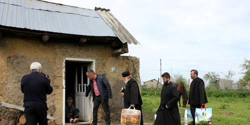 Preoţii din Arhiepiscopia Dunării de Jos au ajutat aproape 150 de nevoiaşi. FOTO ADJ