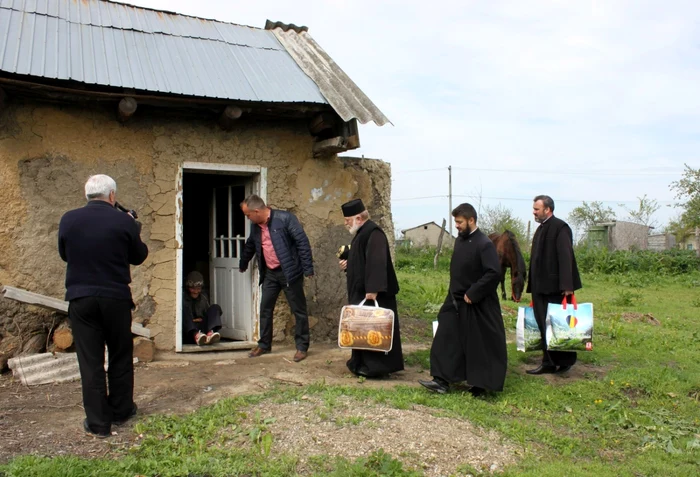 Preoţii din Arhiepiscopia Dunării de Jos au ajutat aproape 150 de nevoiaşi. FOTO ADJ