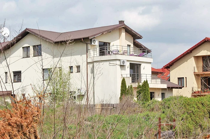Casa a costat-o pe brunetă 450.000 de euro