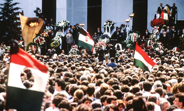 16 iunie 1989: ceremonia de reînhumare a fostului lider politic maghiar Imre Nagy a scos în stradă sute de mii de unguri care contestau tot mai vehement regimul comunist (foto: AFP, Guliver / Getty Images)