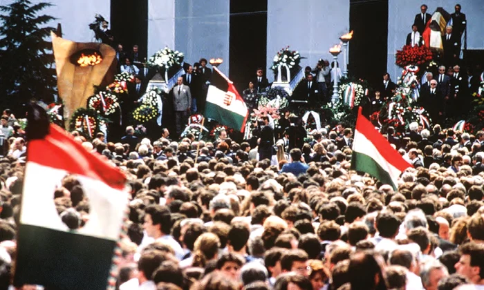 16 iunie 1989: ceremonia de reînhumare a fostului lider politic maghiar Imre Nagy a scos în stradă sute de mii de unguri care contestau tot mai vehement regimul comunist (foto: AFP, Guliver / Getty Images)