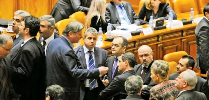 Emil Boc îi momeşte pe parlamentarii Puterii cu bani pentru colegiile lor