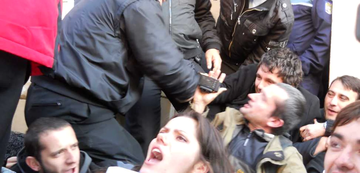 Doi dintre activiştii „Salvaţi Roşia Montana“ au fost luaţi pe sus de poliţişti