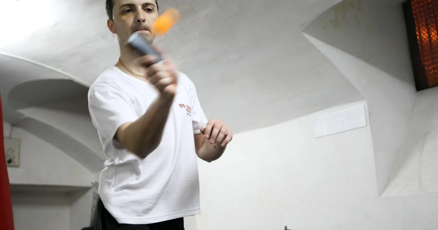 Cătălin Rada se descurcă de minune cu mobilul şi la ping-pong