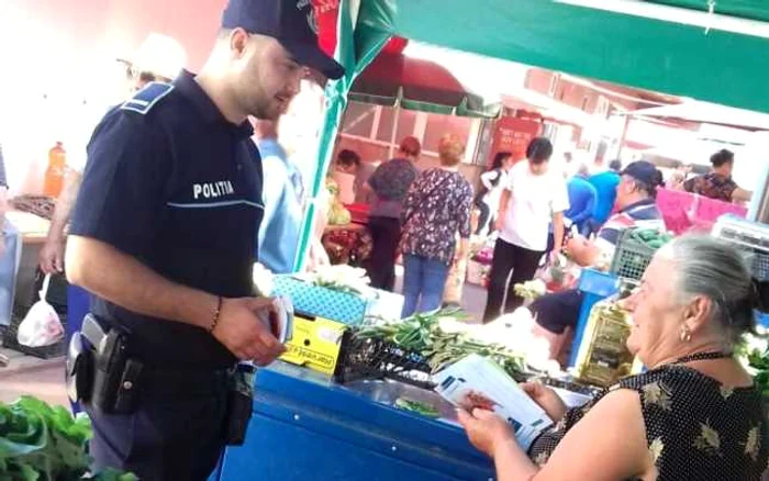 Poliţiştii, în teren, la discuţii cu cetăţenii FOTO Adevărul