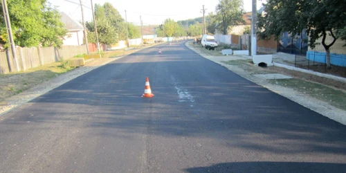 Imagine a unui tronson modernizat între comunele Cârlogani-Cepari, parte a DJ 677 limita judeţului Vâlcea – Piatra Olt