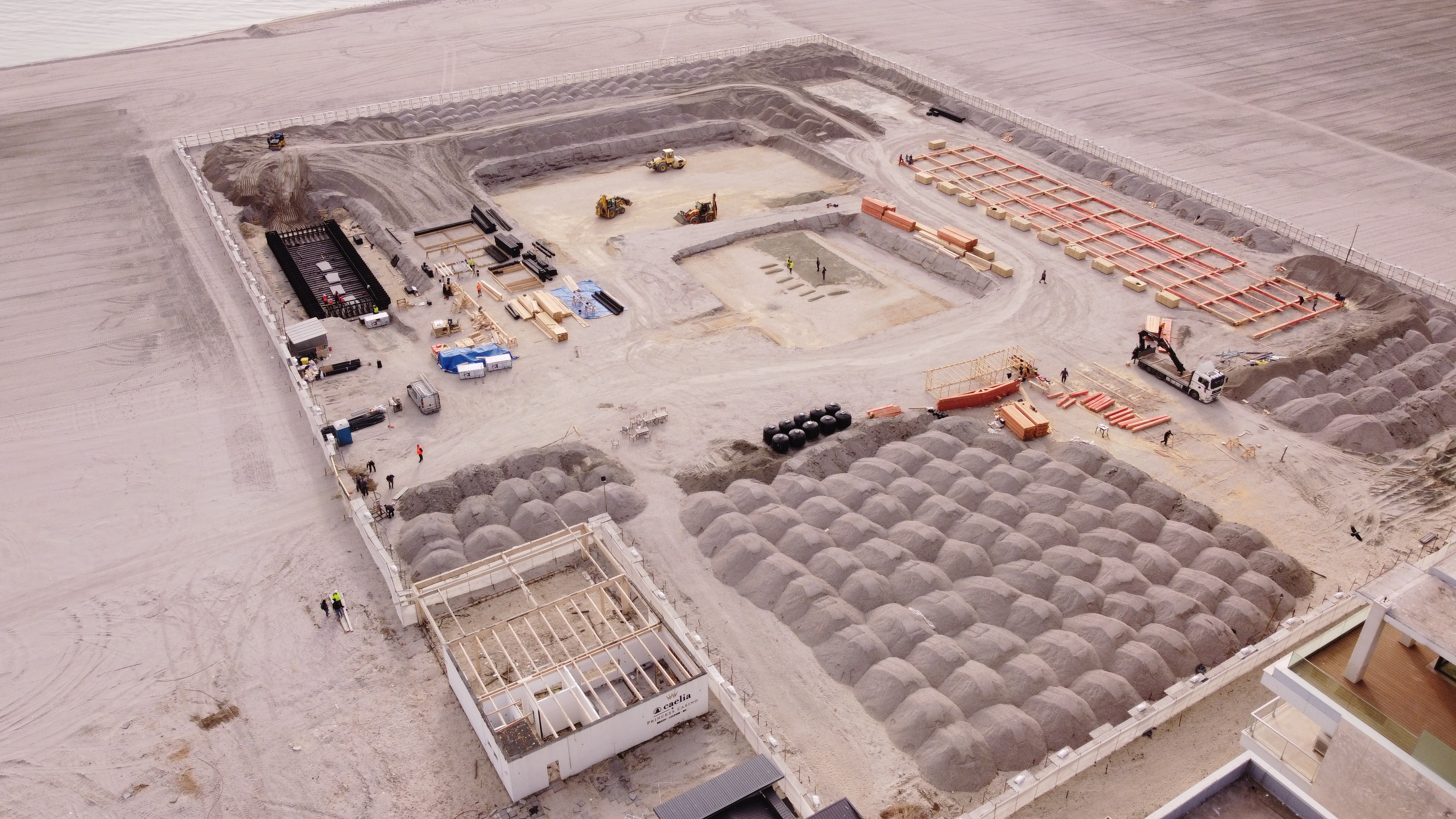 Primarul orasului Constanta a aprobat constructiile de pe plaja din Mamaia. Primarul orasului Constanta a aprobat constructiile de pe plaja din Mamaia.