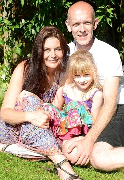 Ysabelle, alături de tatăl ei, Paul, şi iubita acestuia, Tracy