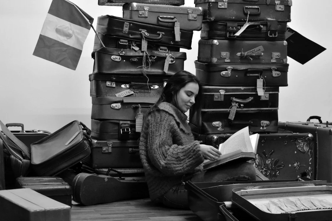 O „piramidă“ de valize şi... actriţa Armine Vosganian, în repetiţiile la spectacolul după „Cartea
şoaptelor“, romanul tatălui despre străbunicii ei     FOTOGRAFII: Teatrul Rampa / Facebook
(@companiarampa)