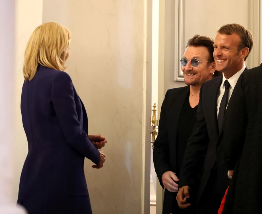 
    Bono s-a întâlnit cu soţii Macron la Palatul Elyseefoto: Hepta  
