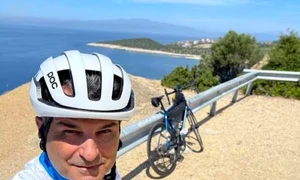 lucian mindruta cu bicicleta in thassos jpeg