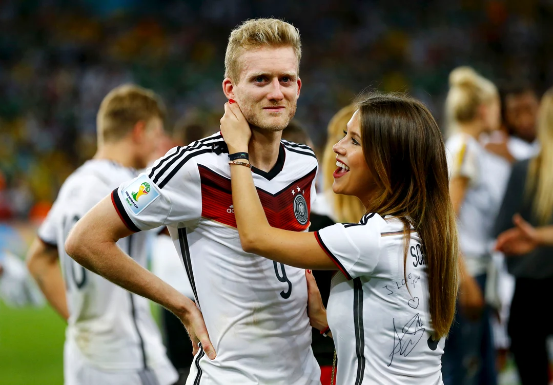 Schuerrle plânge în timp ce este felicitat de iubita lui