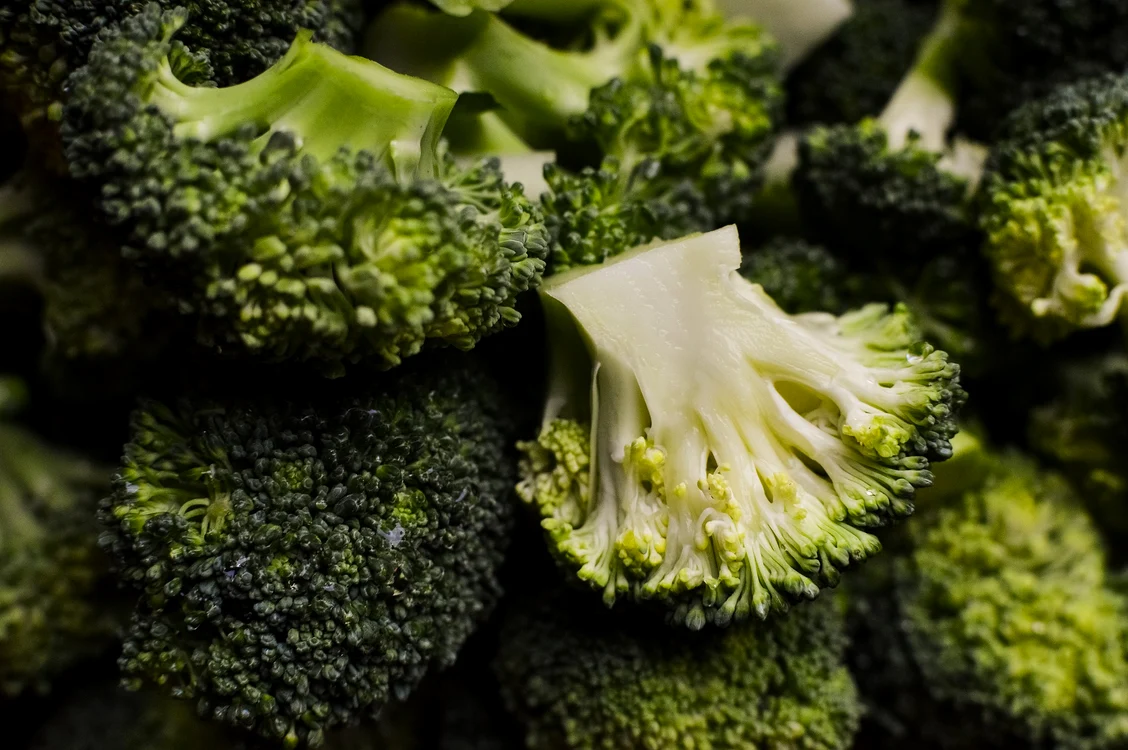 Broccoli este bogat în fibre și are beneficii antimicrobiene și antiinflamatorii. 
