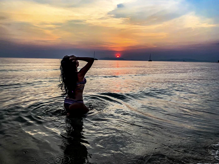 Corina Caragea a pozat sexy în costum de baie și la asfințit, în Thailanda