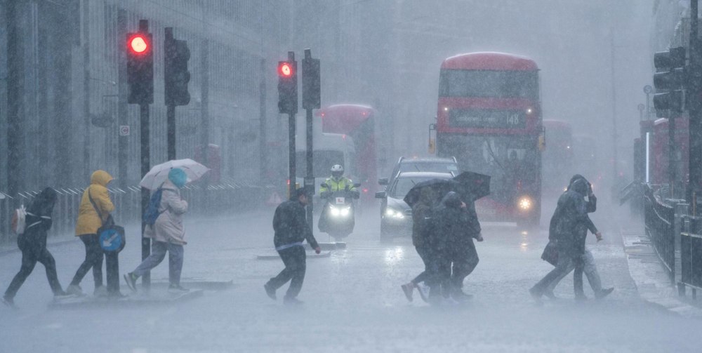 Adevărata furtună Ashley este anunțată în Marea Britanie. Meteorologii au emis „avertizări de pericol pentru viață”