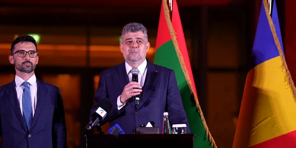 Premerul Marcel Ciolacu alături de ambasadorul României în UAE, Octavian Bădică png