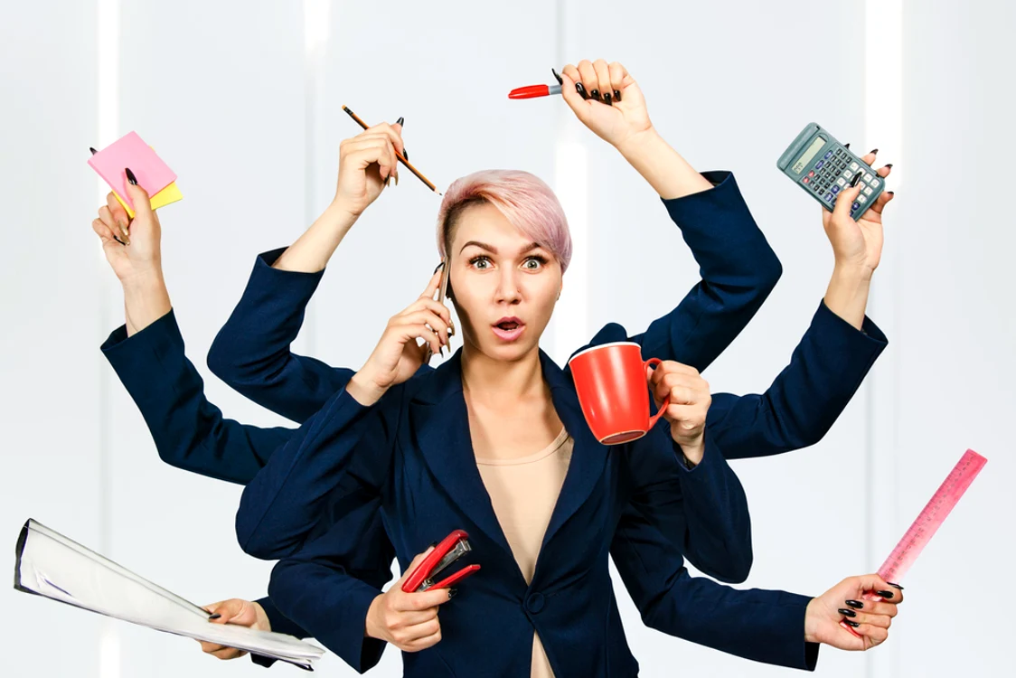 Femeie încercâd să facă diverse sarcini simultan: multitasking
