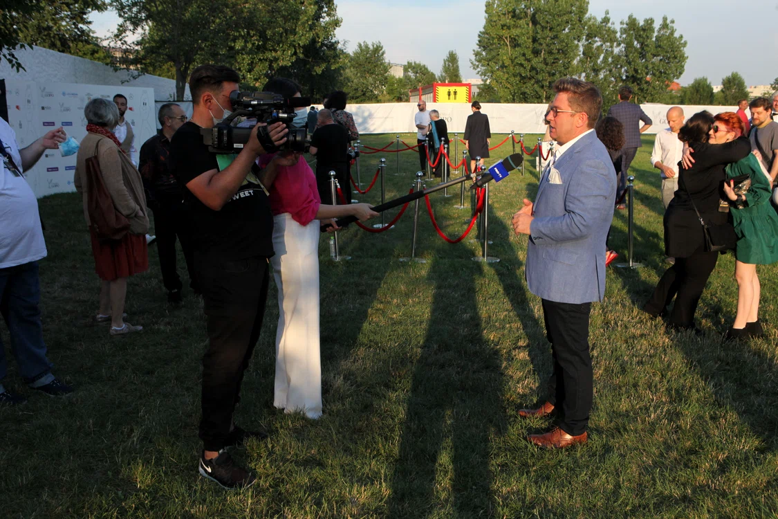 
    Pavel Bartoș, într-un interviu cu echipa de la PRO TV. Observați microfonul special, pentru distanțare socială  