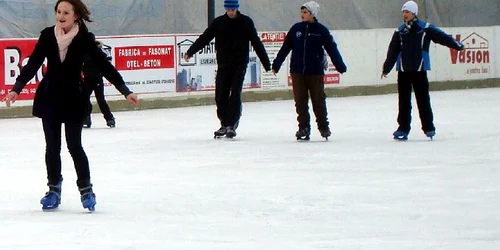 Adolescenţii se distrează de minune pe ringul de gheaţă
