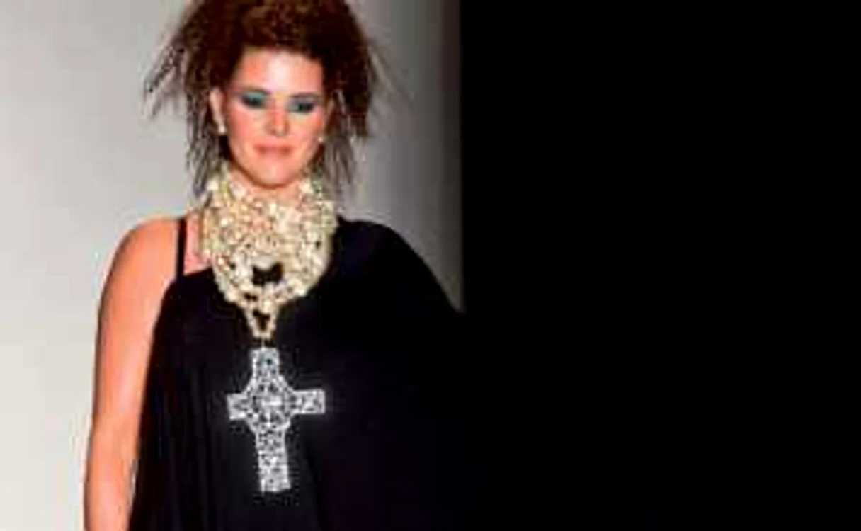 Miss Universe 1996: model, cântăreaţă şi actriţă