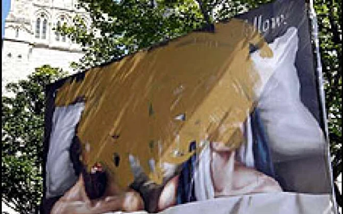 Afişul a fost vandalizat la doar câteva ore după ce a fost pus